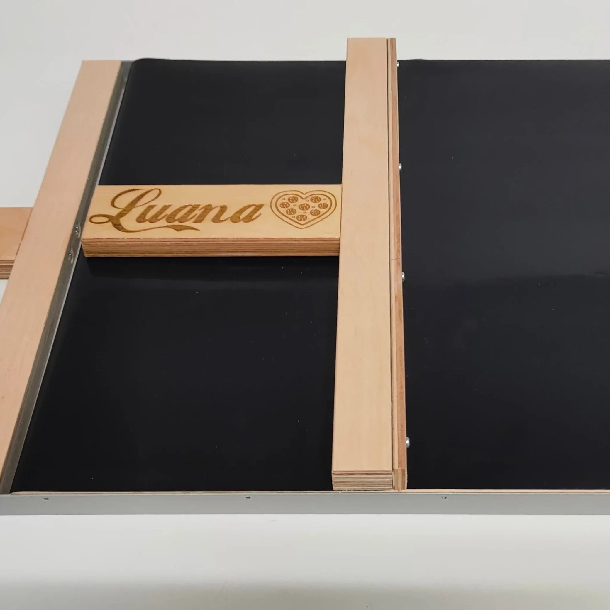 Beispiel für eine Lasergravur auf dem Griff einer handwerklichen Pizzaschaufel