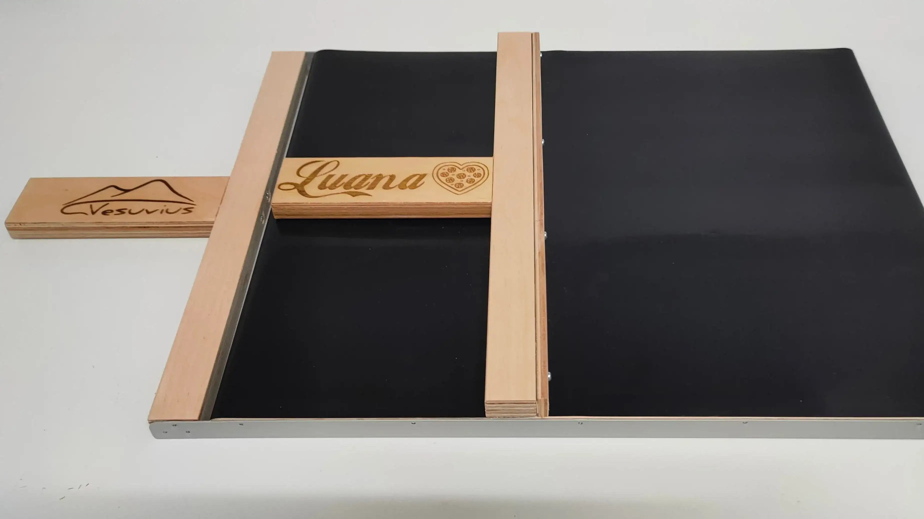 Voorbeeld van lasergravure van een afbeelding op het handvat van een ambachtelijke pizzaschep