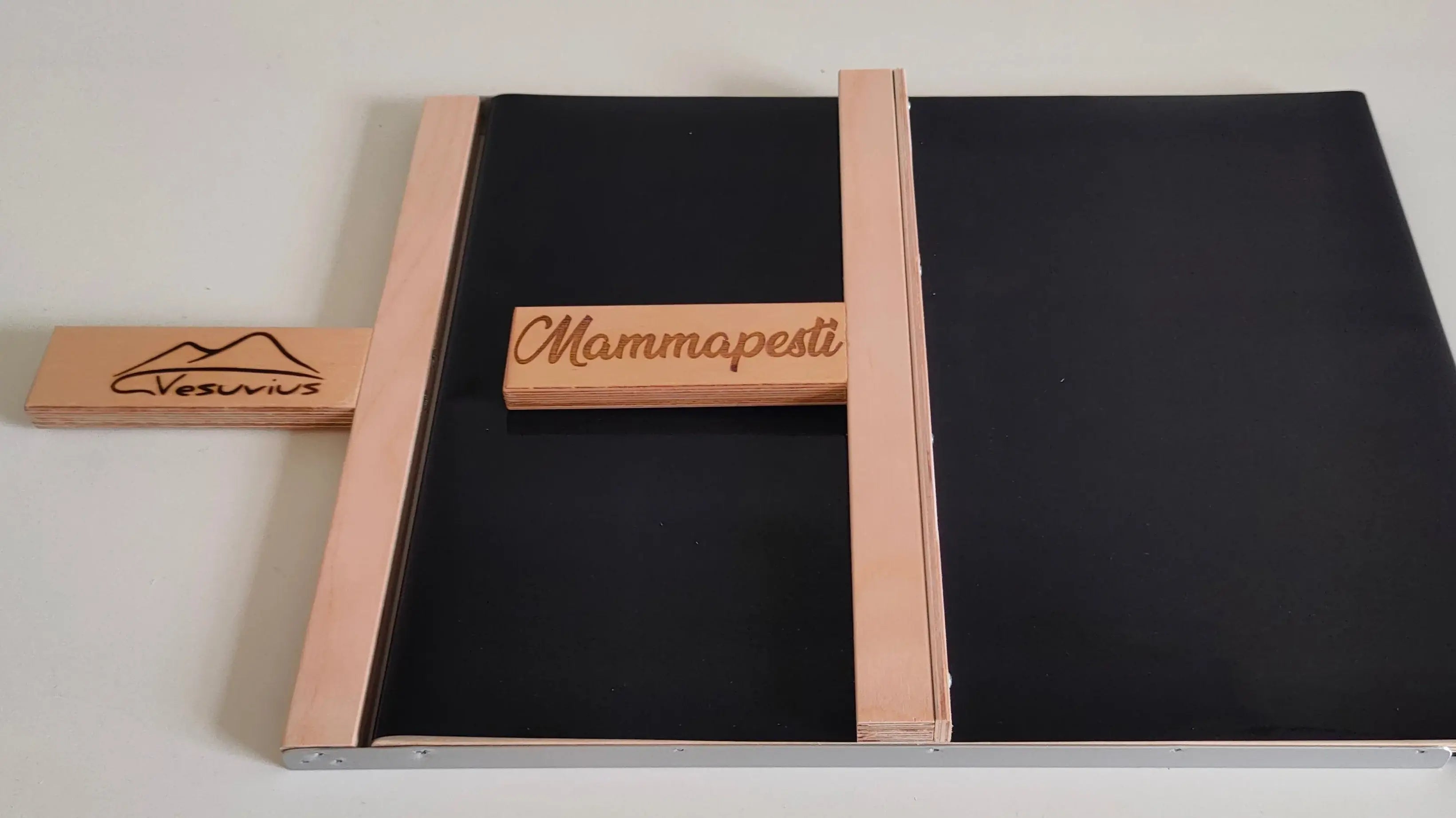 Esempio incisione laser logo pizzeria su manico pala Vesuvius Evolution