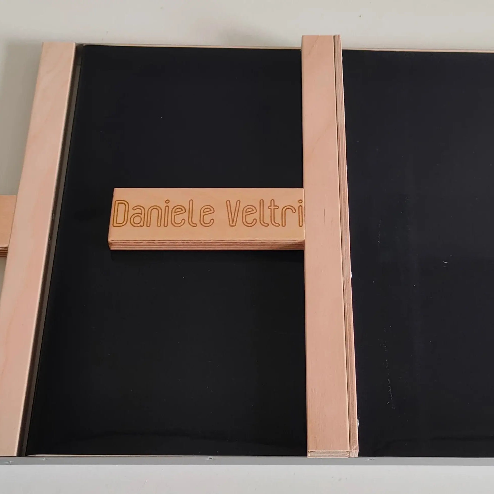 Beispiel handgeschriebener Lasergravur auf einem Pizza-Schaufelgriff