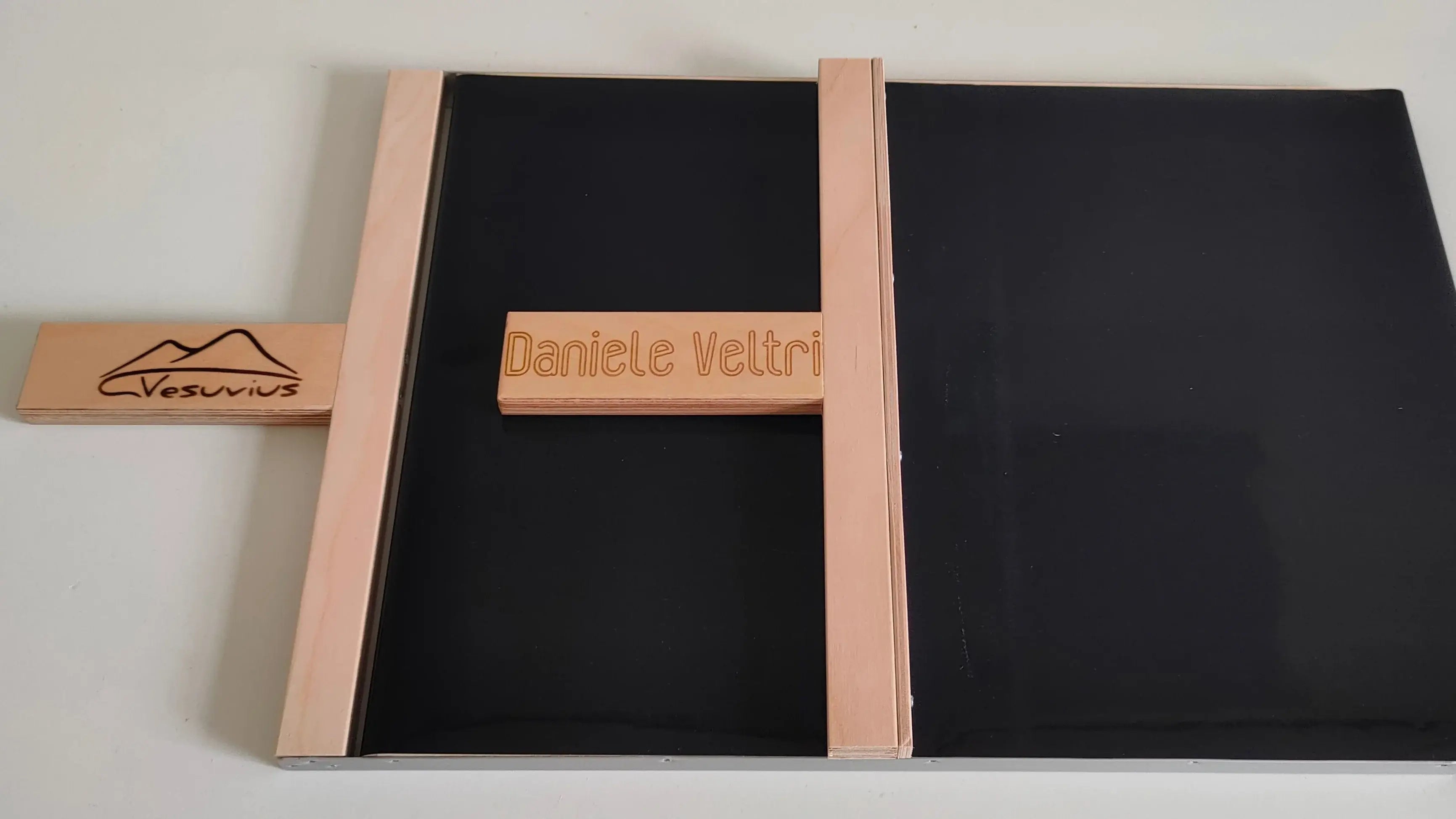 Esempio incisione laser scritta artigianale su manico pala pizza