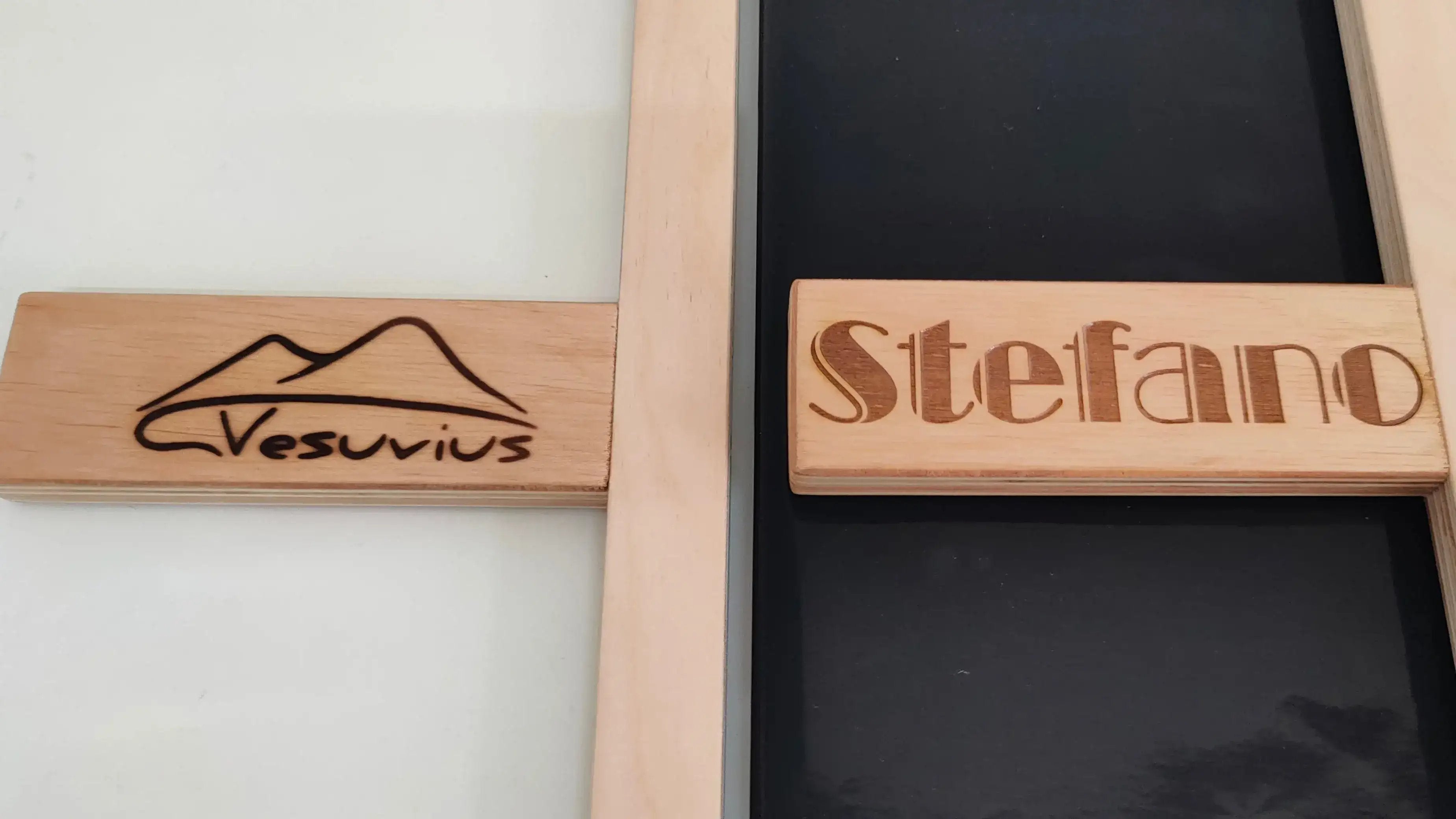 Voorbeeld van gepersonaliseerde laser graveer met naam op het handvat van de pizzaschep Vesuvius Evolution
