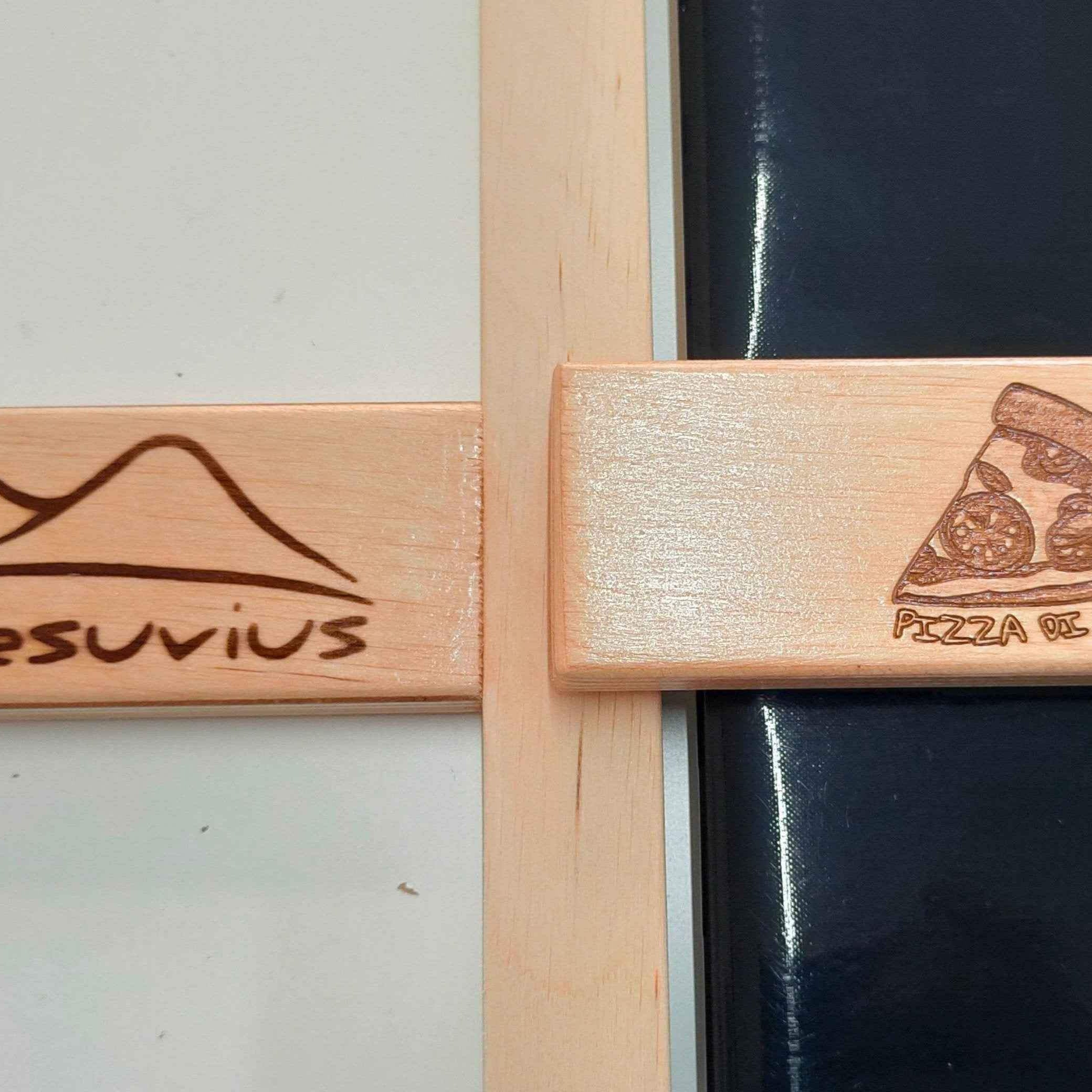 Beispiel einer personalisierten Lasergravur auf dem Schaufelgriff der Vesuvius Evolution