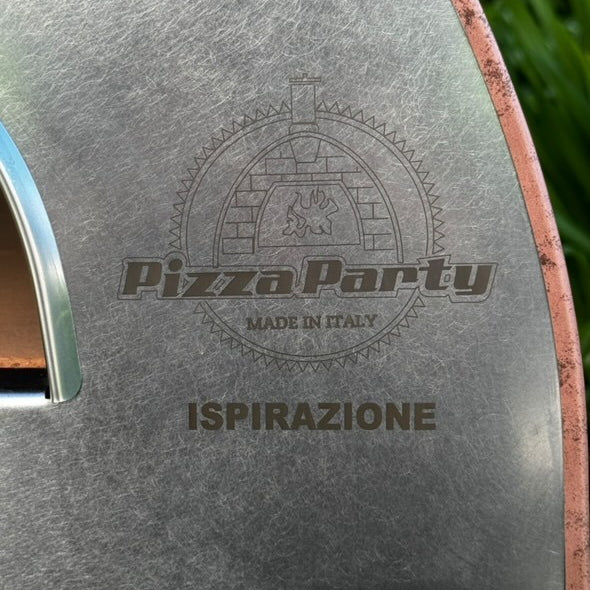 Dettaglio logo Pizza Party Made in Italy e scritta Ispirazione sul forno a gas rame antico