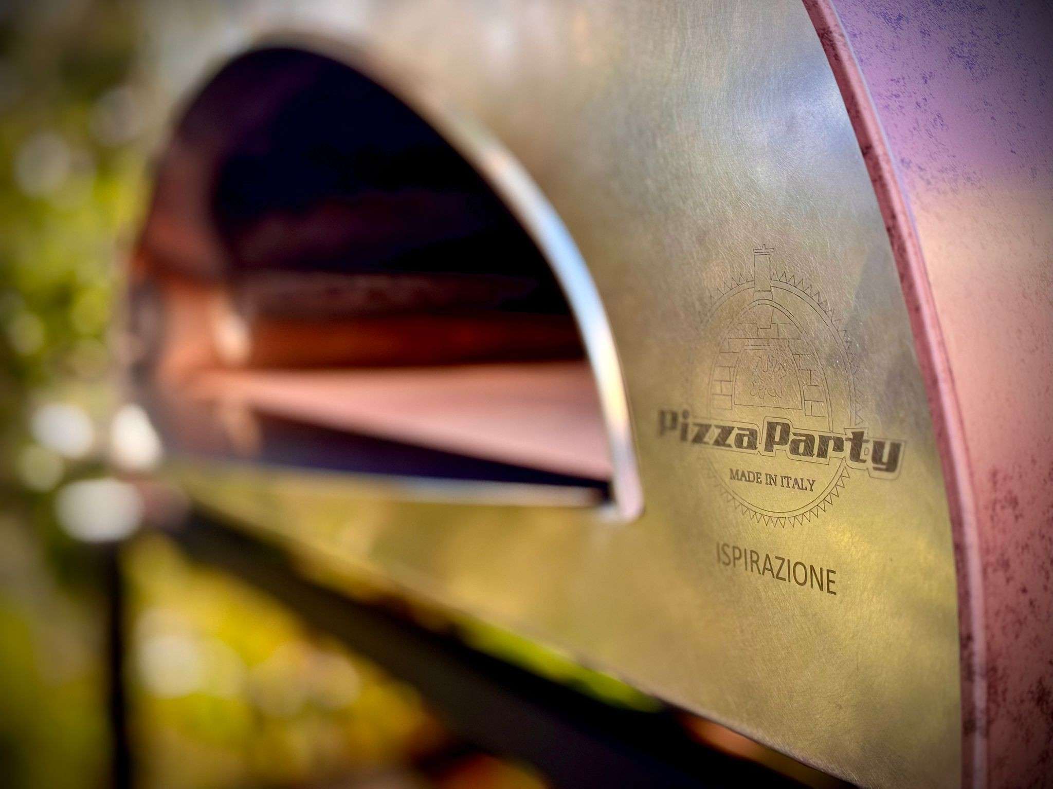 Size comparison between the Large Pizza Party Ispirazione Grande (left) and compact model (right) on a garden barrel