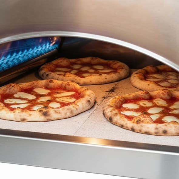 Forno Pizza Party Ispirazione Grande rame antico su carrello con ripiano in legno, in giardino