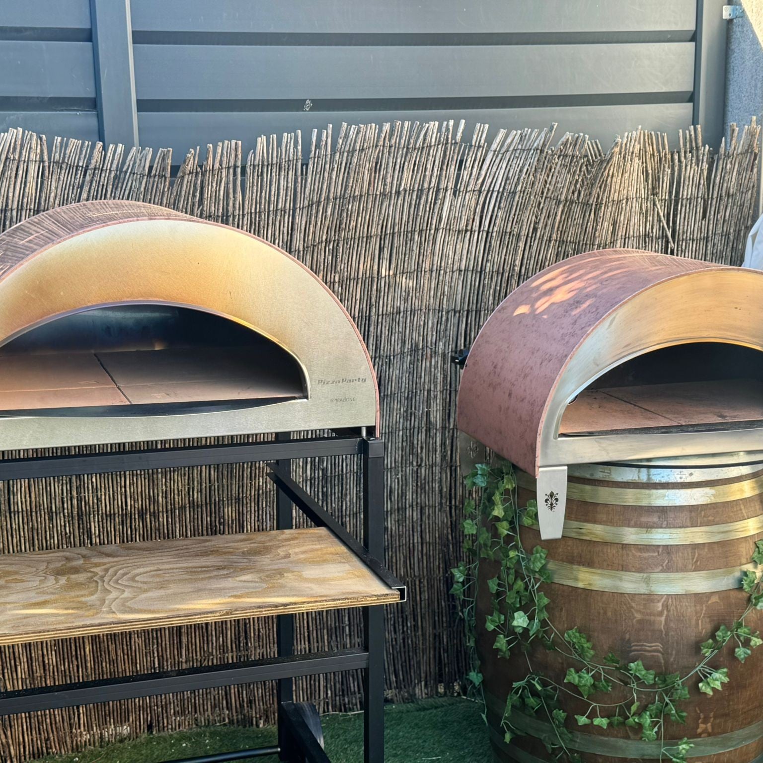 Forno Pizza Party Ispirazione Grande rame antico su stand con ripiano in legno, vista laterale destra in giardino
