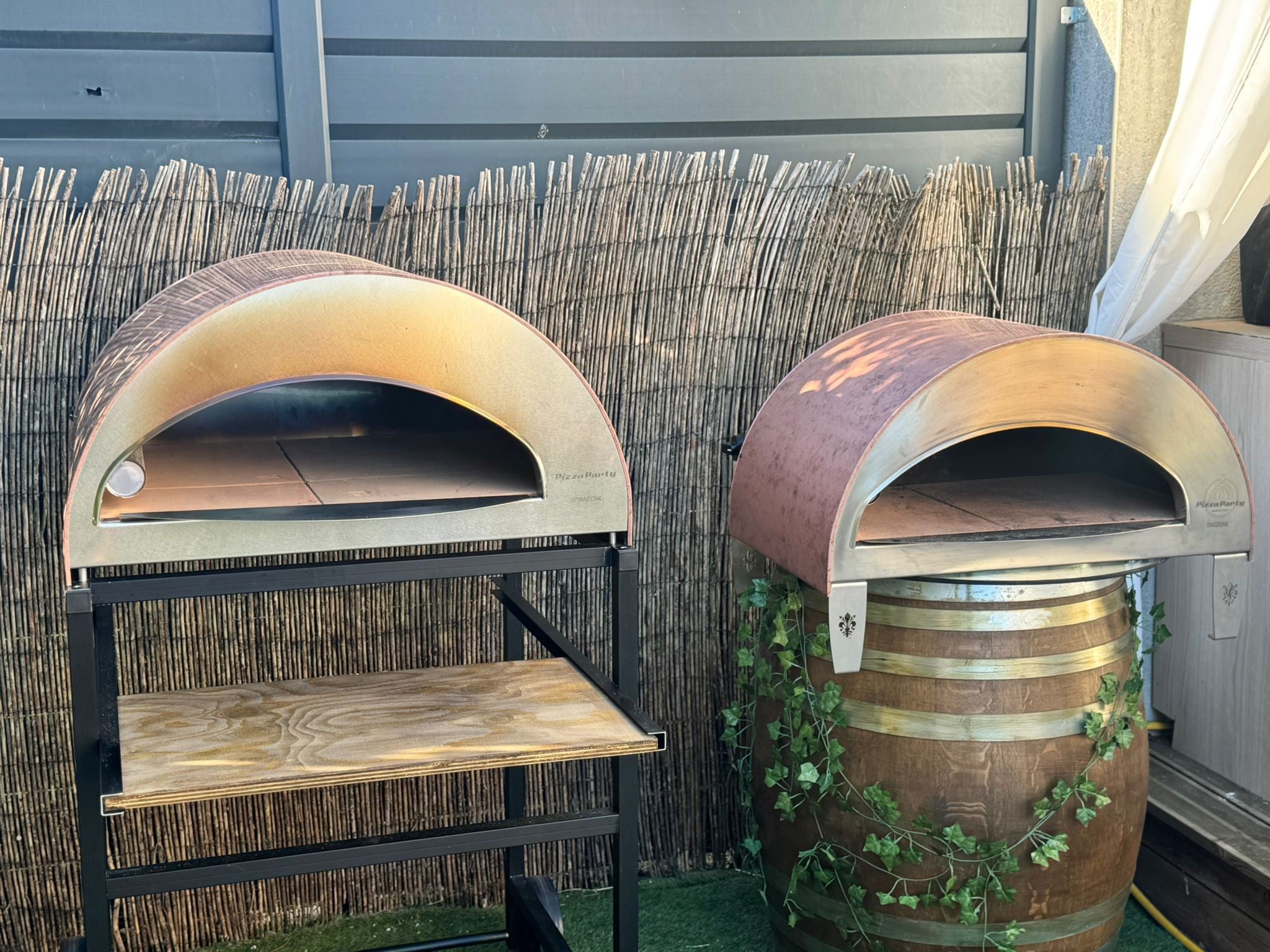 Forno Pizza Party Ispirazione Grande rame antico su stand con ripiano in legno, vista laterale destra in giardino