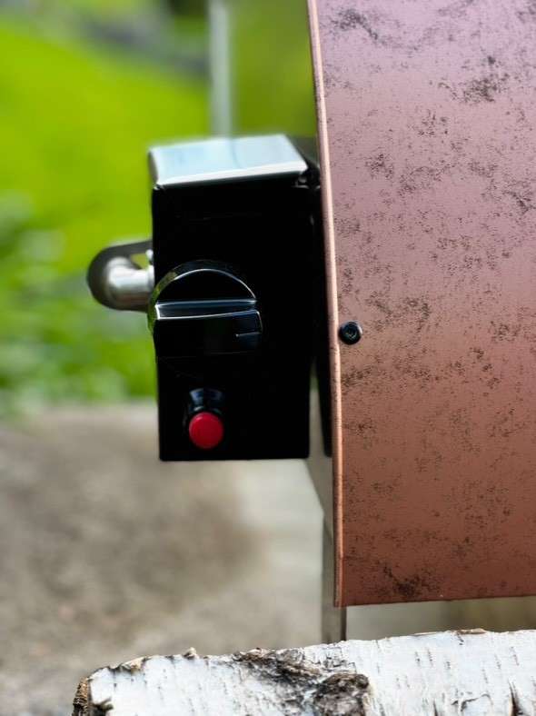 Detail of the internal gas burner of the Pizza Party Ispirazione Grande oven, bottom view with a pizza stone