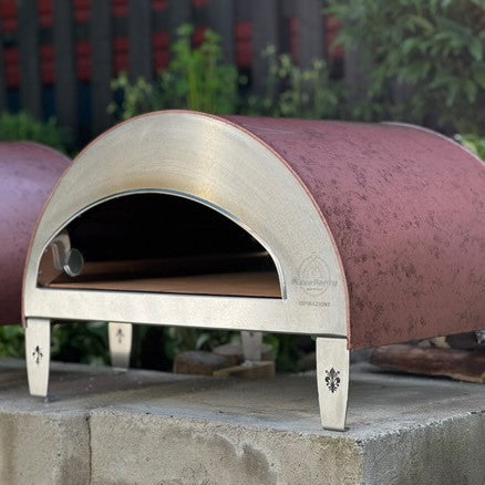 Forno Pizza Party Ispirazione Grande rame antico, dettaglio logo Made in Italy e bruciatore acceso