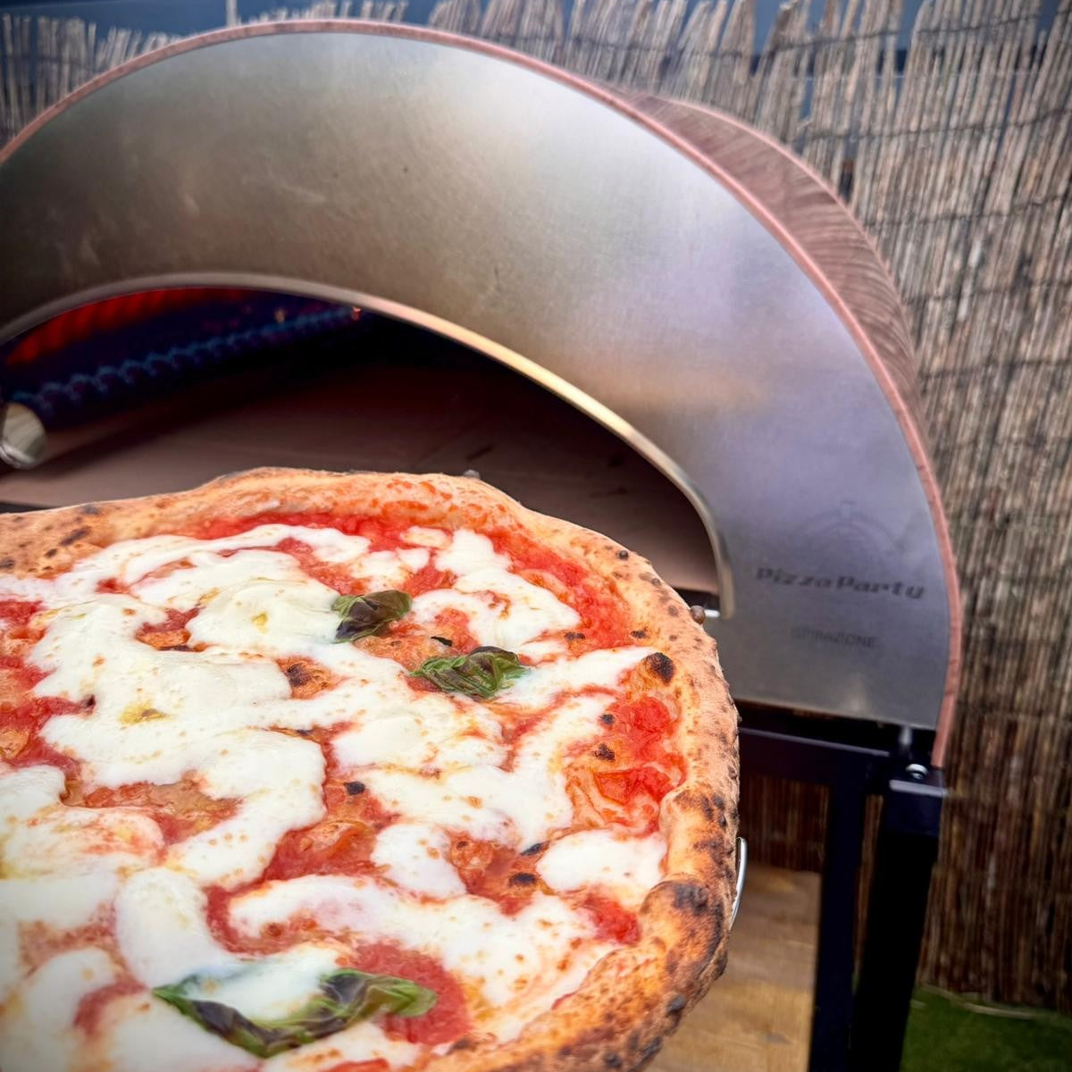 Forno Pizza Party Ispirazione Grande rame antico, vista frontale con bocca aperta e piano in biscotto