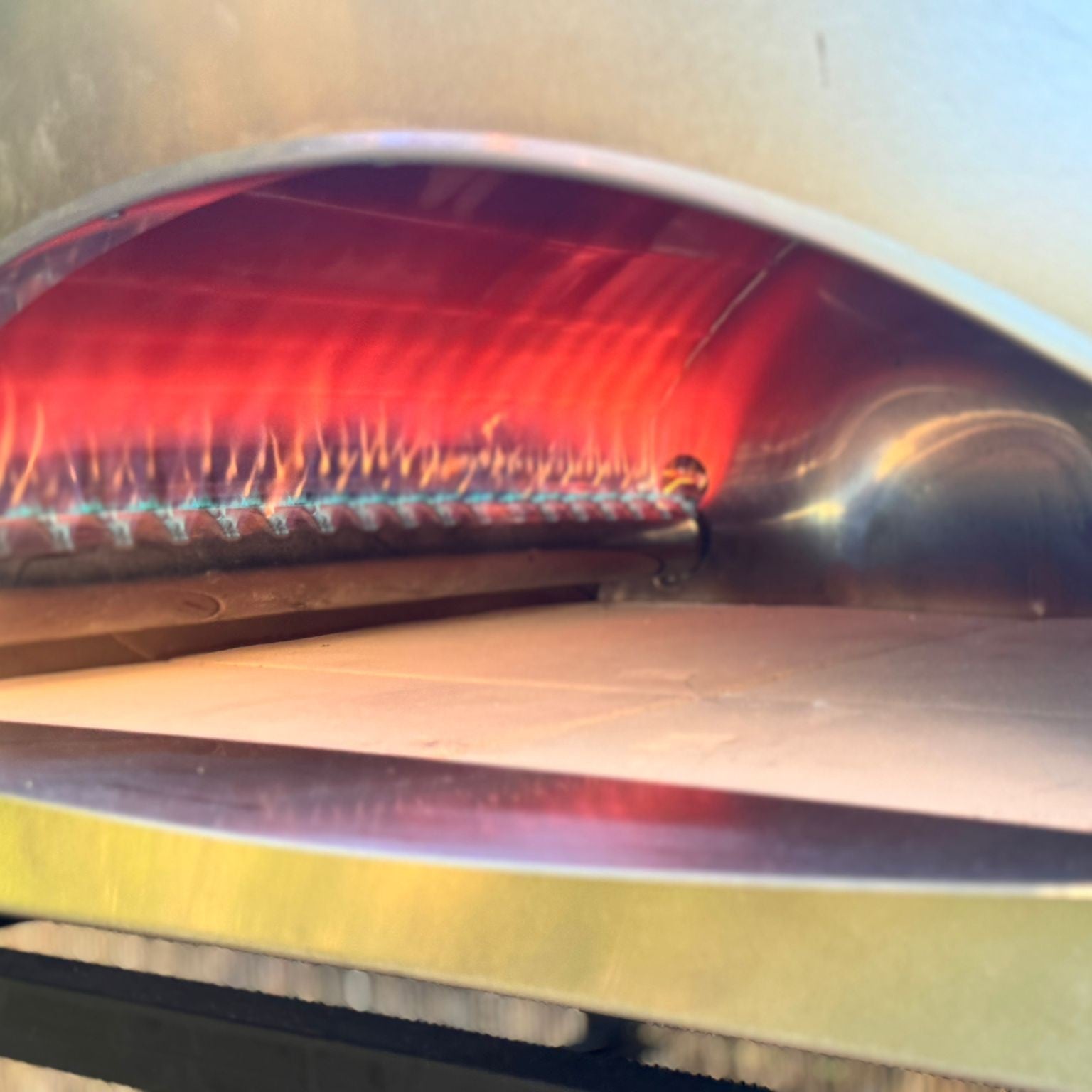 Forno Pizza Party Ispirazione Grande rame antico su stand, vista laterale destra in giardino con siepe