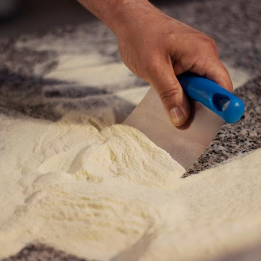 Dettaglio spatola tagliapasta GIMETAL - ideale per tagliare pasta e pulire piano di lavoro