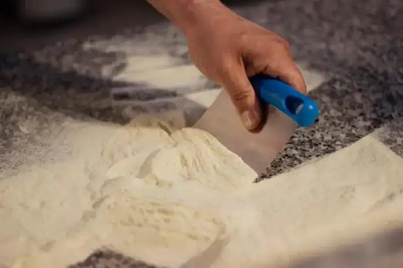 Detail van de GIMETAL pastasnijder spatel - ideaal om pasta te snijden en het aanrecht schoon te maken
