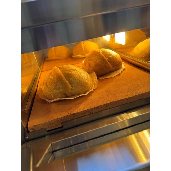 Due filoni di pane in cottura sul biscotto del forno elettrico Tentazione TOO GT6