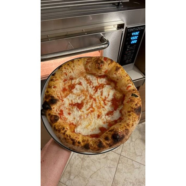 Pizza napoletana margherita su piatto davanti al forno elettrico Tentazione TOO GT6