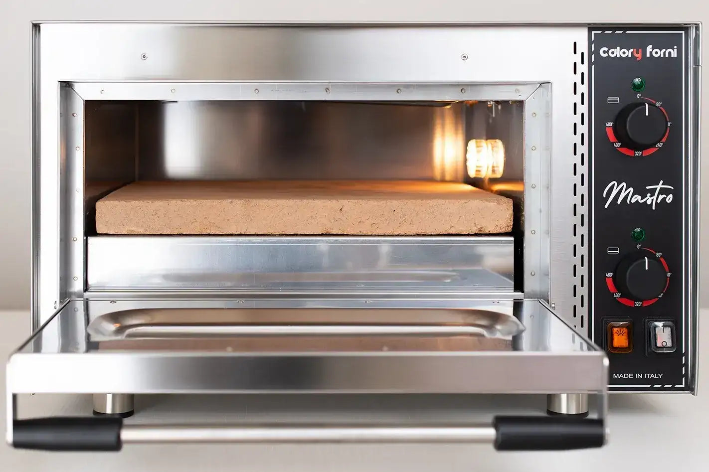 Horno CF62M MASTRO MEK – detalle de la manija ergonómica de acero inoxidable