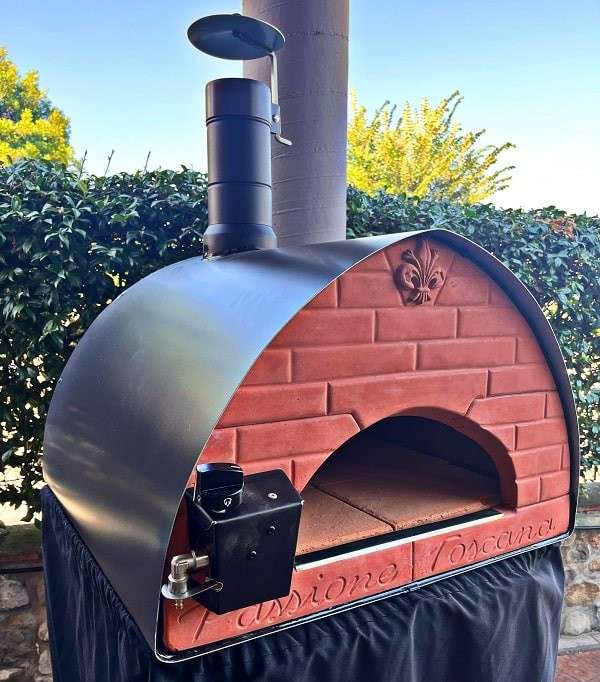 Forno Pizza Party Bollore schietloop op standaard in de tuin, vooraanzicht