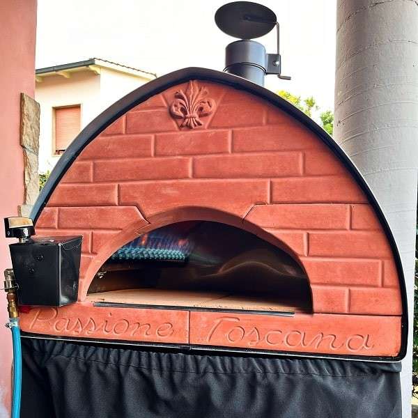 Forno Pizza Party Passione gas aangedreven buitenspizzaoven met zwarte beschermhoes