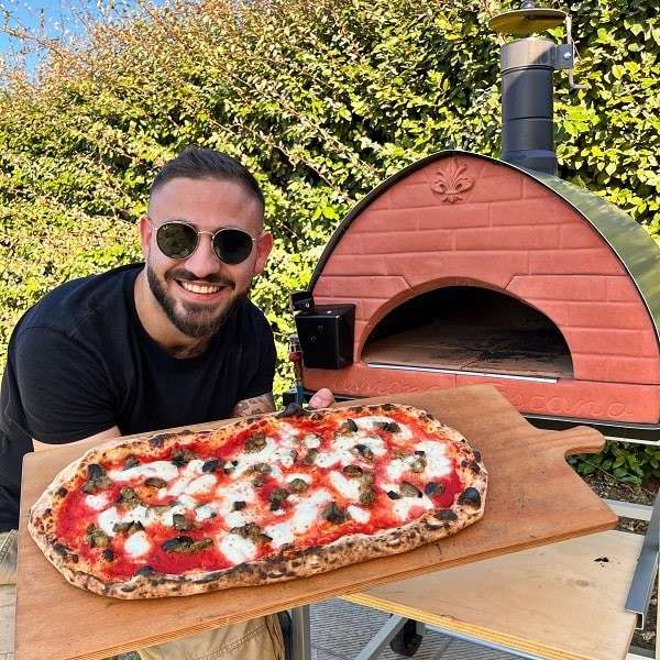 Pizza Party oven Bollore Passione Toscana op een terrasstandaard met brandende gasbrander