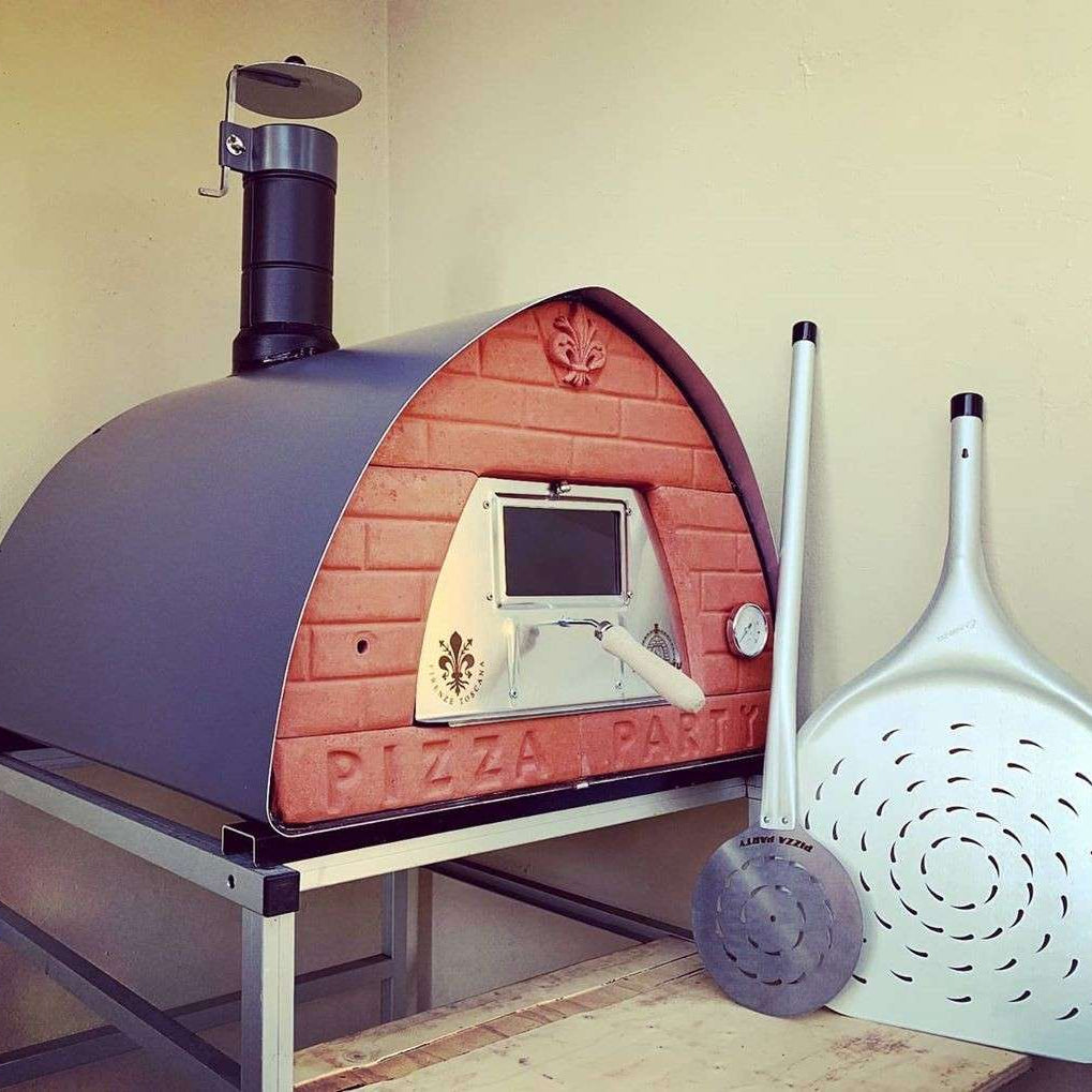Houtgestookte Pizza Party 70x70 'Pietra' pizzastenoven met stalen standaard en opgestelde Vesuvius-pellen, zijaanzicht