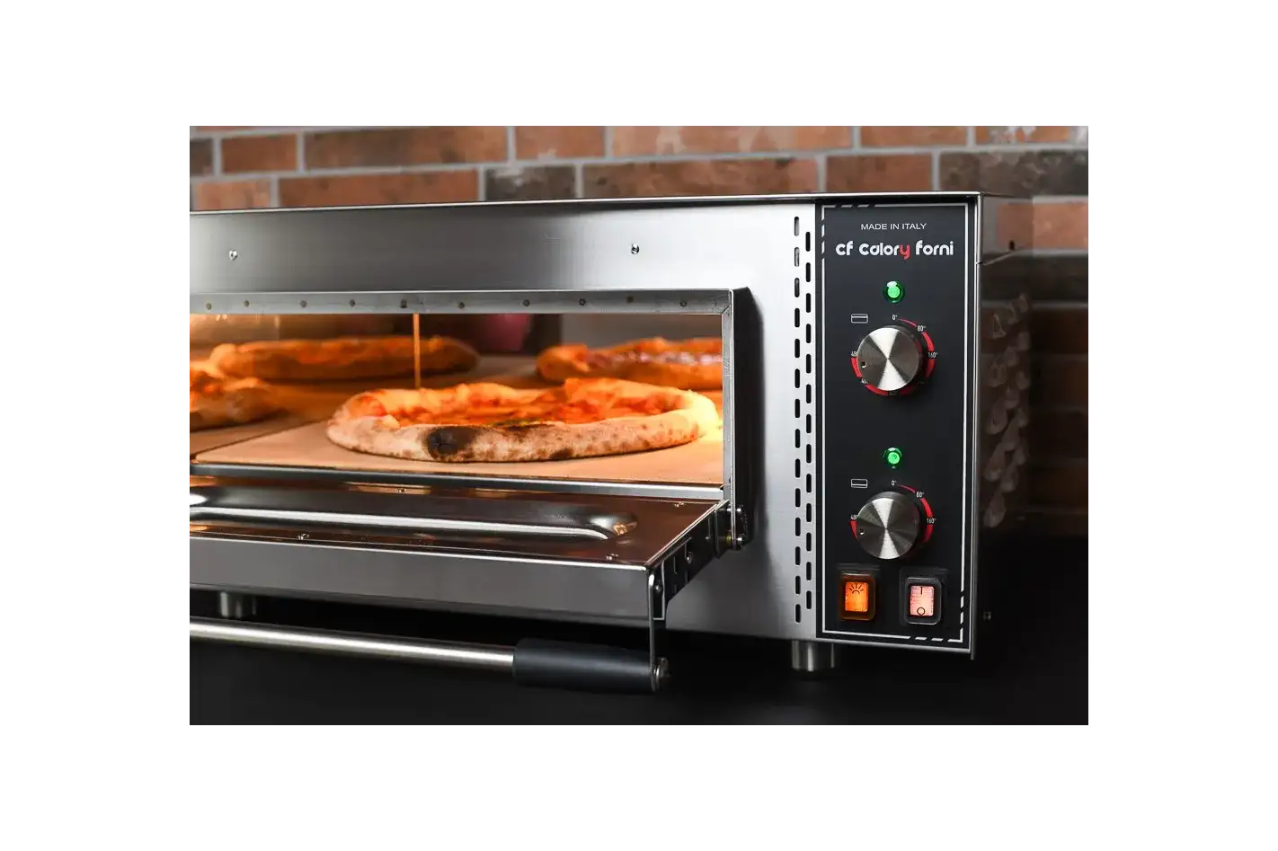 Calory CF62M PRO – Schuin zicht met napolitaanse pizza tijdens het bakken
