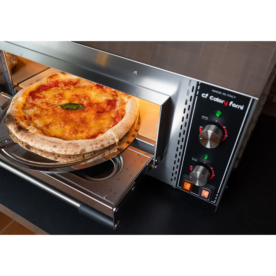Calory CF62M PRO – Vista dall'alto con pizza napoletana in cottura sulla pietra refrattaria