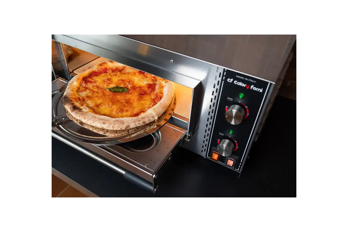 Calory CF62M PRO – Bovenaanzicht met neapolitaanse pizza die aan het bakken is op de vuurvaste stenen
