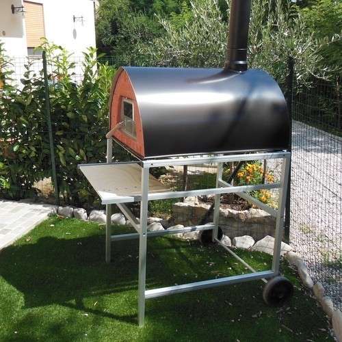 Four à bois Pizza Party Pizzone noir sur support avec roues en aluminium dans le jardin