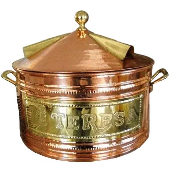 Detalle de la elaboración artesanal del soporte para pizzas napolitanas de cobre y latón