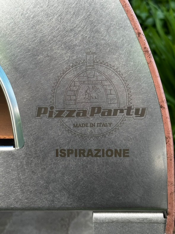 Dettaglio logo Pizza Party Made in Italy e scritta Ispirazione sul forno a gas rame antico