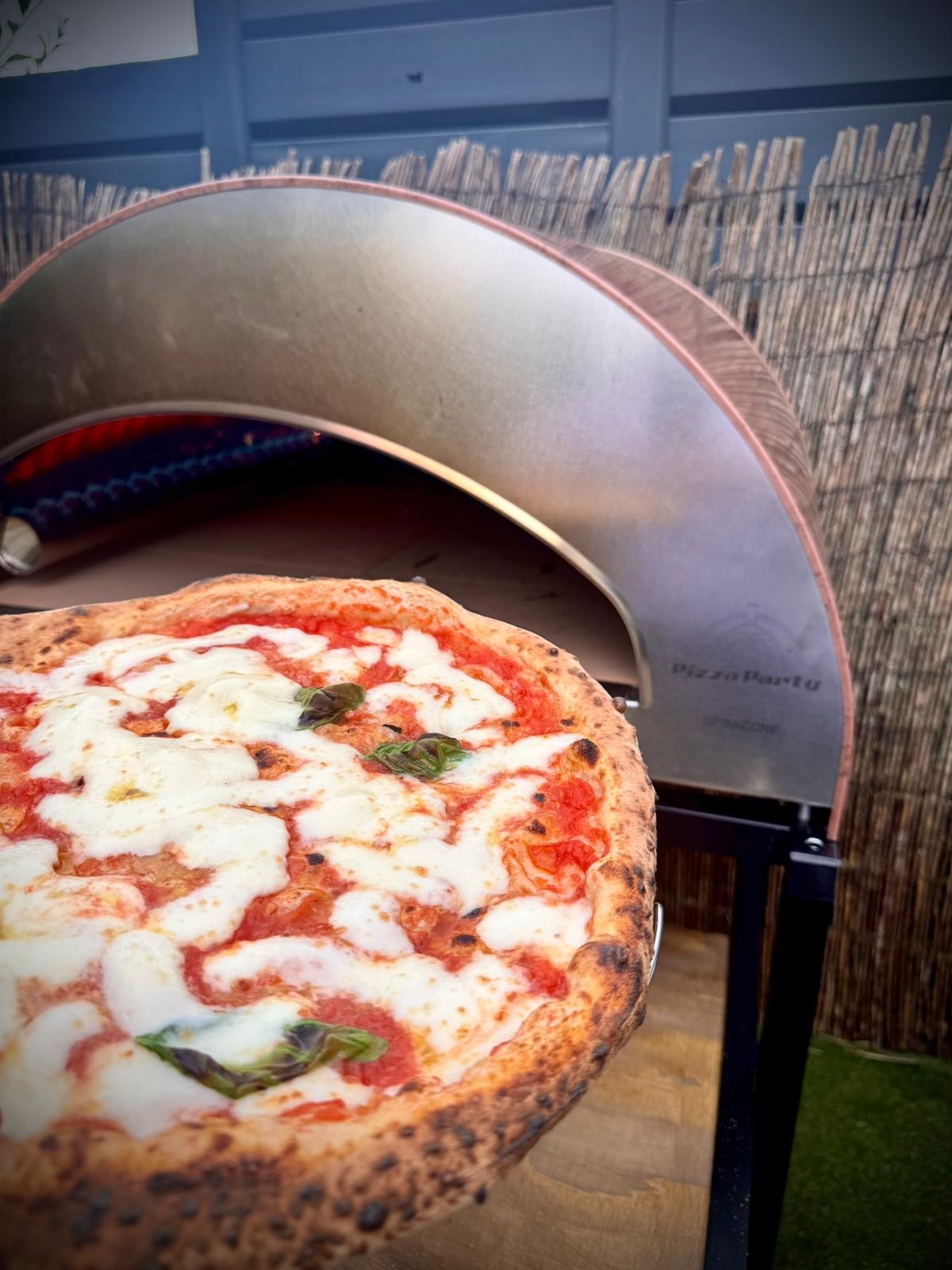 Forno Pizza Party Ispirazione Grande rame antico, vista frontale con bocca aperta e piano in biscotto