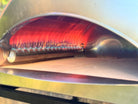 Forno Pizza Party Ispirazione Grande rame antico su stand, vista laterale destra in giardino con siepe