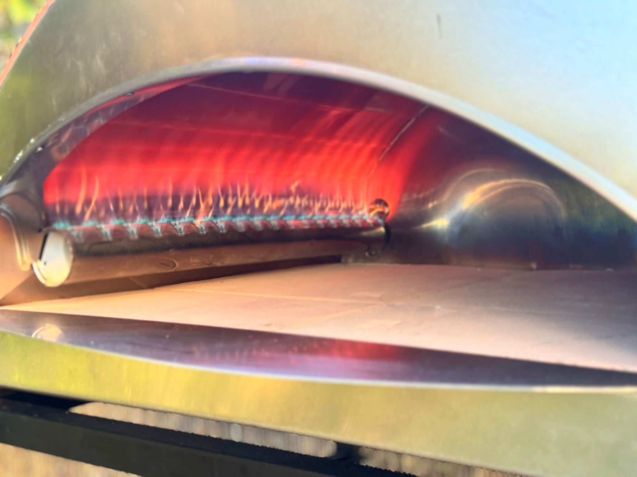 Forno Pizza Party Ispirazione Grande rame antico su stand, vista laterale destra in giardino con siepe