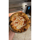 Pizza napoletana margherita su piatto davanti al forno elettrico Tentazione TOO GT7