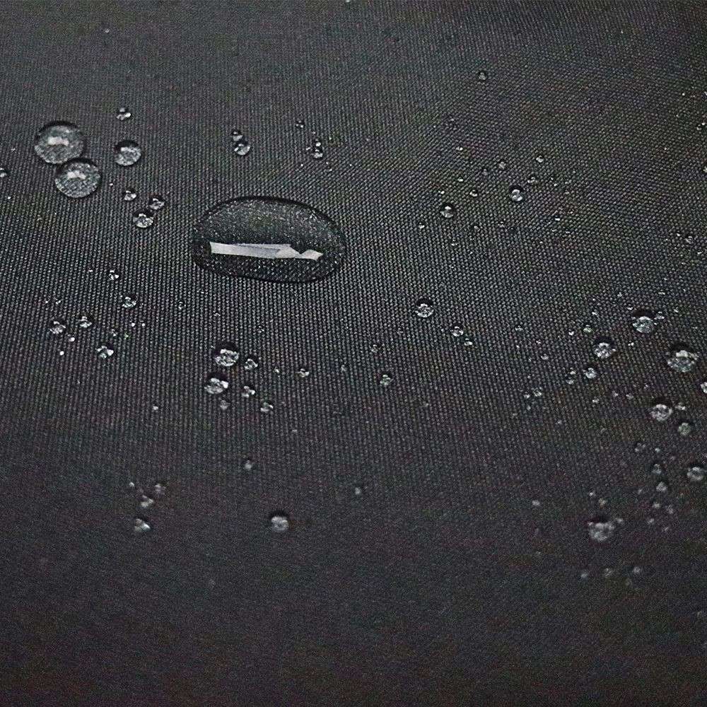 Detail of the water-repellent 600D fabric of the Ardore Pizza Party pizza oven cover with water droplets