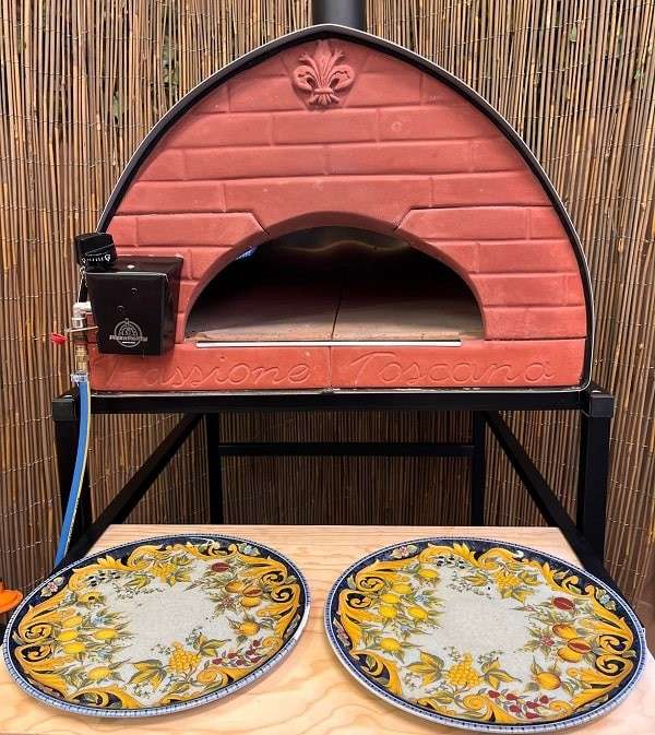 Forno Pizza Party Passione Toscana met gasbrander op een standaard en decoratieve borden