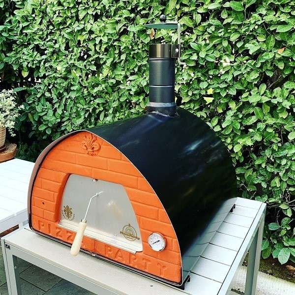 Houtgestookte Pizza Party 70x70 oven in kruitgrijze kleur, vooraanzicht, bakoppervlak 60x60cm
