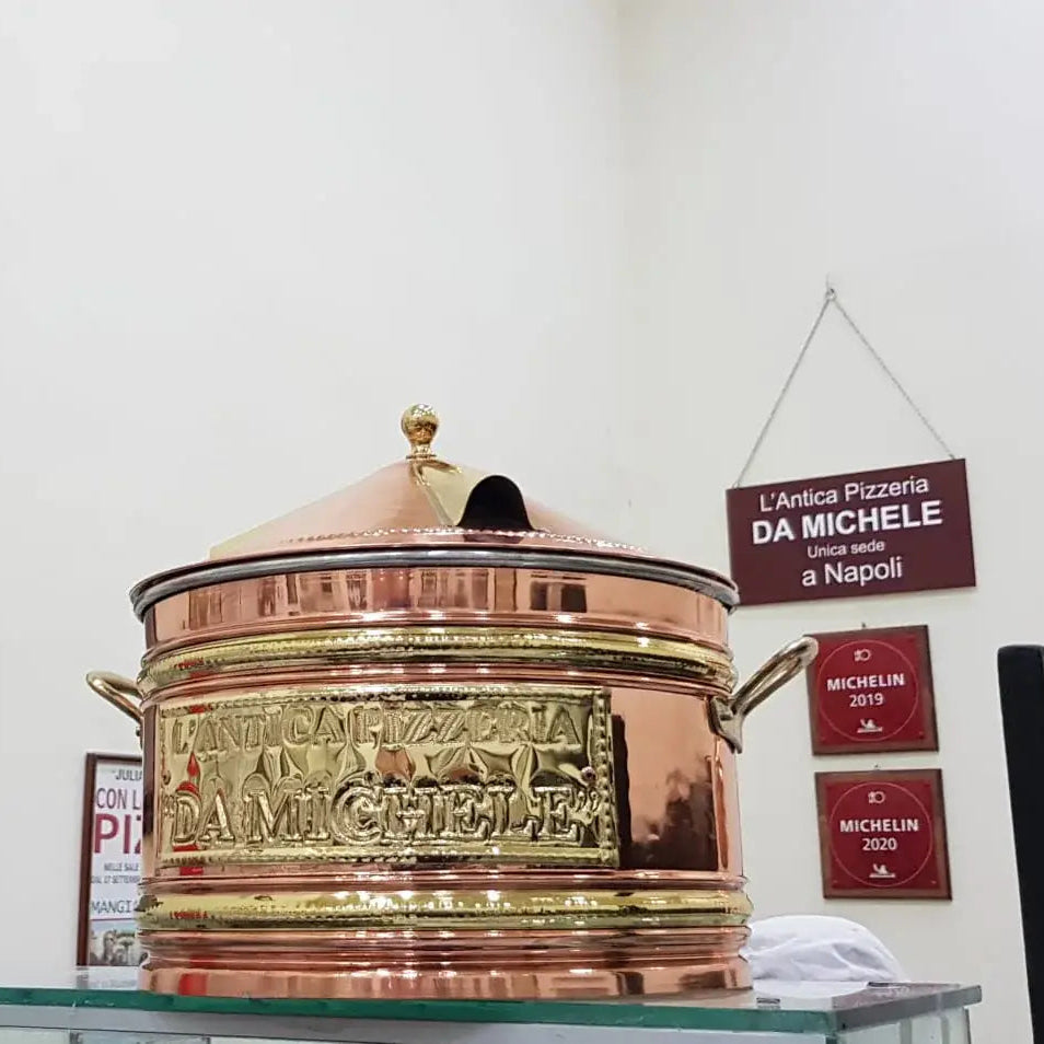 Porte-pizzas napolitain artisanal en cuivre et laiton — vue de face