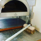 Dettaglio setole in ottone della spazzola Pizza Party per forni per pizza