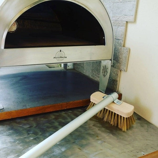 Dettaglio setole in ottone della spazzola Pizza Party per forni per pizza
